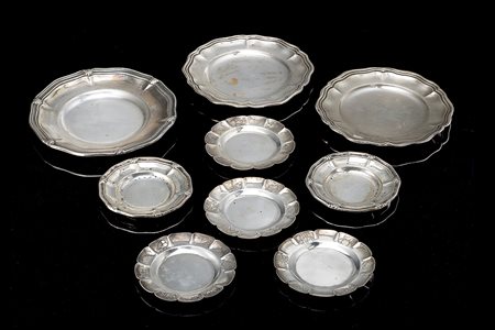 Nove piattini in argento di forme diverse (gr 690 ca.) Nine silver plates