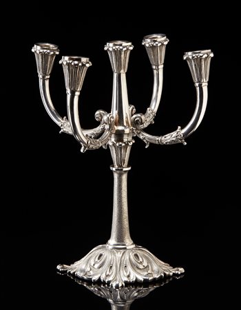 Candelabro in argento a cinque fiamme con parti decorate a motivi fogliati e...