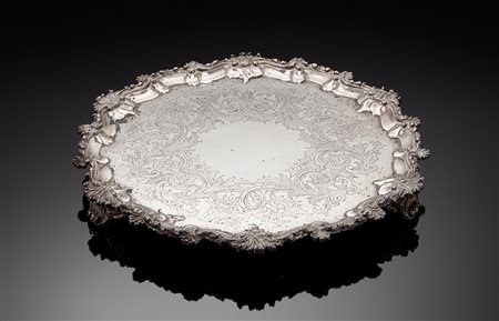 Salver in argento con fondo cesellato a fiori e girali fogliati, cavetto...