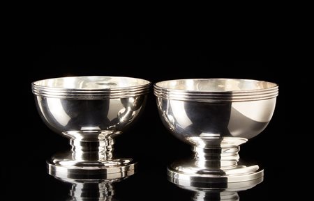 Coppia di bowls in argento di forma circolare a corpo liscio con fascia...