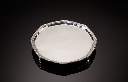 Salver in argento a fondo liscio con cavetto sagomato, bordo godronato e...