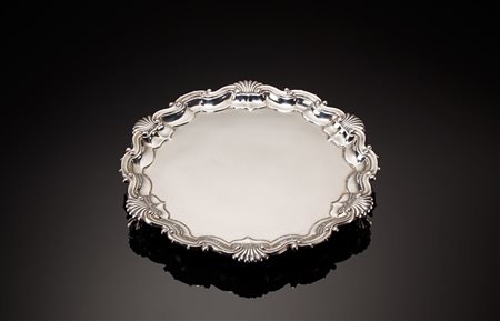 Salver in argento a fondo liscio con cavetto sagomato, bordura decorata a...