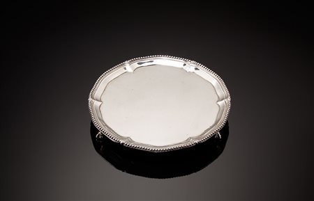 Salver in argento a fondo liscio con cavetto sagomato e bordo perlinato con...