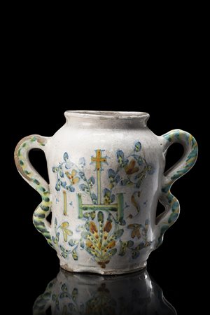 Vaso in maiolica a corpo cilindrico con due anse a doppio occhiello....