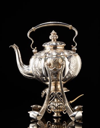 Samovar in argento con fornelletto, di forma bombata costolata, sorretto da...