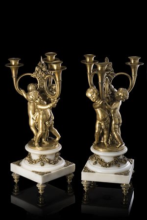 Coppia di candelabri a tre fiamme in bronzo decorati con figure di putti e...