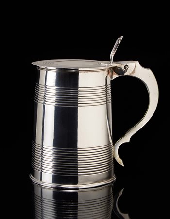 Tankard in argento a corpo cilindrico e coperchio piatto decorati a fasce...