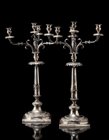 Coppia di candelabri in argento con base quadrata liscia, piede circolare...