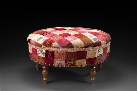 Grande pouf di forma circolare rivestito con tessuto a patchwork, gambe...