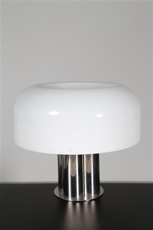 GUZZINI Grande lampada da tavolo in perspex e metallo cromato, anni 70°. -....