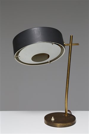 MANIFATTURA ITALIANA Lampada da tavolo in metallo laccato e ottone, anni 50....