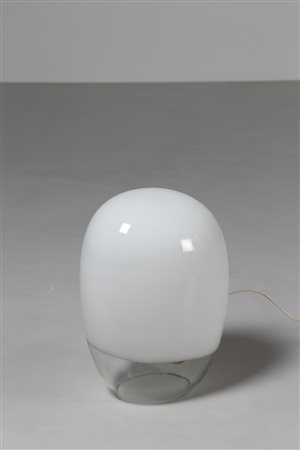 VISTOSI GINO (1925 - 1980) Lampada da tavolo in vetro bianco lavorato a mano...