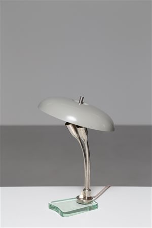 FONTANA ARTE Attrib. Lampada da tavolo in metallo e ottone con base in vetro,...