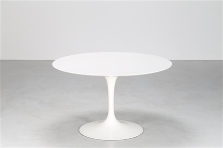 SAARINEN EERO Tavolo da pranzo rotondo in metallo vernciato e legno laminato,...