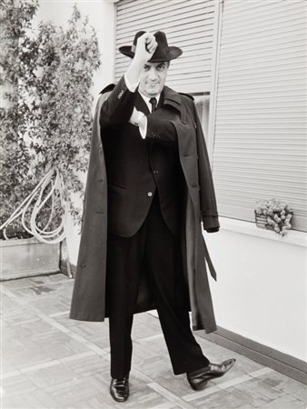 TAZIO SECCHIAROLI (1925-1988) Federico Fellini sul terrazzo della sua casa ai...