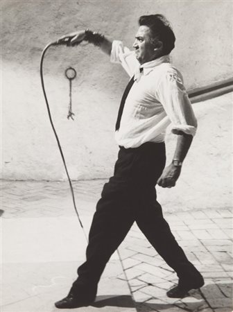 TAZIO SECCHIAROLI (1925-1988) Federico Fellini durante le riprese di 8...