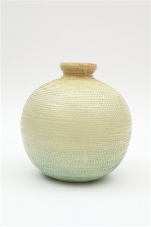 LA FIAMMA, Albisola. Un vaso, anni "50. Ceramica decorata a stampini con...