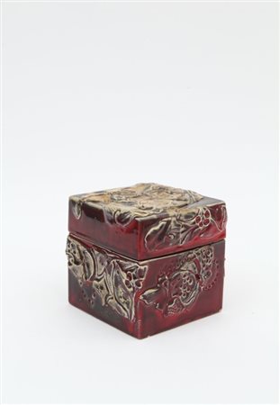 ALBINO REGGIORI Una scatola in ceramica con pareti a bassorilievo, anni "60....