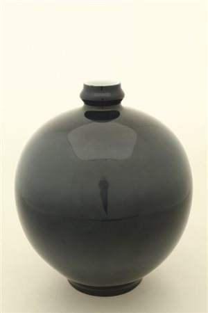 RICHARD-GINORIUn vaso in porcellana smaltata, anni "60. Marchio "Richard...