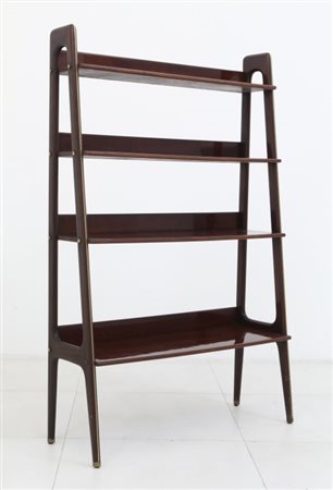 UNA ETAGERE, anni "50.Legno di mogano, ottone. Cm 135 (h) x 85 x 28.