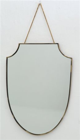 UNO SPECCHIO DA PARETE, anni "50. Ottone, cristallo argentato. Cm 78 x 60.