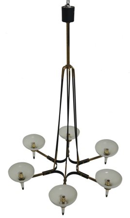 UN LAMPADARIO, anni "50. Ottone, alluminio laccato. Altezza cm 110, diametro...