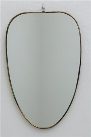 UNO SPECCHIO DA PARETE, anni "50. Ottone, cristallo argentato. Cm 73 x 48.