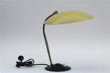 UNA LAMPADA DA TAVOLO, anni "50. Alluminio laccato, ottone. Altezza cm 33.