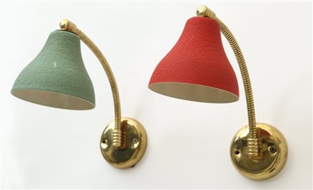 DUE LAMPADE A PARETE, anni "50. Ottone, alluminio laccato. Sporgenza cm 21.