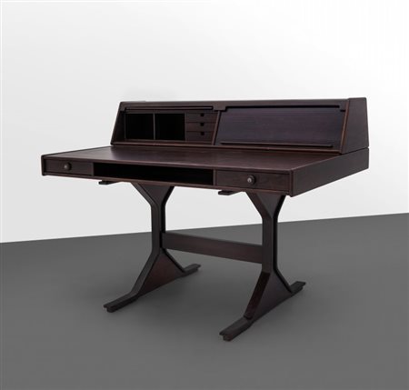GIANFRANCO FRATTINI Una scrivania con mensola modello "530-532" per BERNINI,...