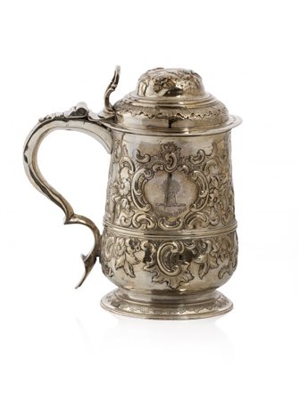 RARO TANKARD IN ARGENTO Sbalzato e cesellato con decoro a rocailles e fioriÂ...