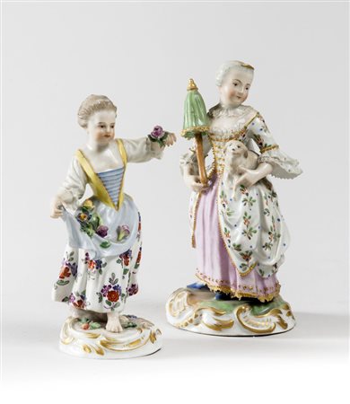 PORCELLANA MEISSEN MODEL G23 Donna con rosa in mano H cm 13,8 XIX secolo