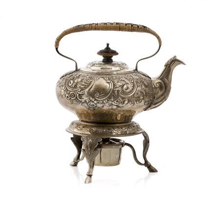 SAMOVAR IN ARGENTO completamente sbalzato con decoro di fiori e ramage e...