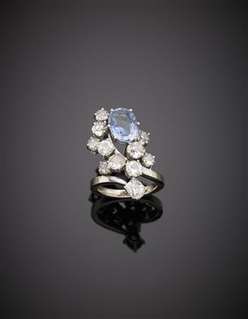 Anello in oro bianco con zaffiro ovale e diamanti rotondi, g. 8,30 misura...