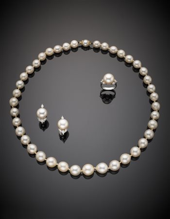 Demi-parure composta da collana, orecchini ed anello con perle coltivate...