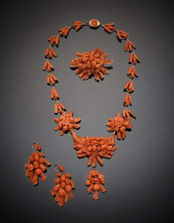 Demi-parure formata da collier, spilla ed orecchini in corallo arancione...