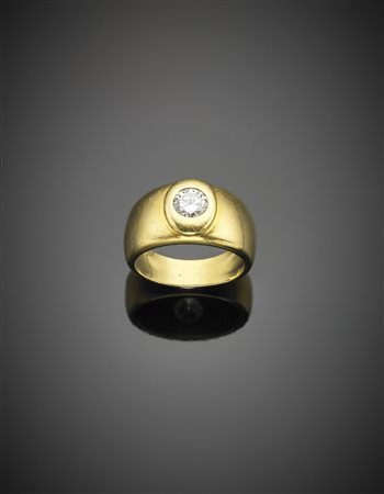 Anello in oro giallo con diamante di ct 0,60 circa g. 10,30, misura 15/55 A...