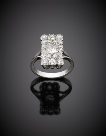 Anello in oro bianco con pavè di diamanti al centro diamante rotondo/ovale...