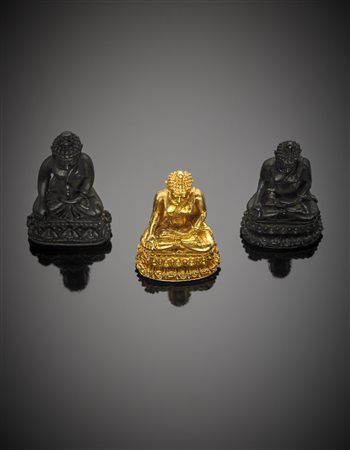 Tre sculture di Buddha due in bronzo ed una in oro giallo, in scatola...