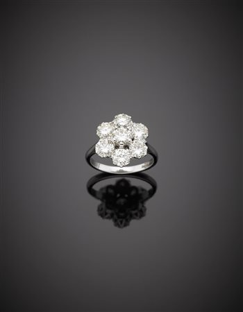 Anello in oro bianco con sette diamanti a formare un fiore complessivi ct....