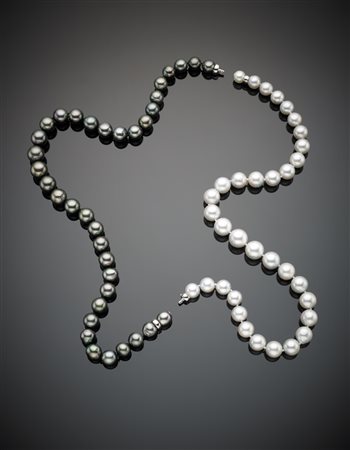 Lotto di due collane di perle South Sea bianche e nere unibili, le prime da...