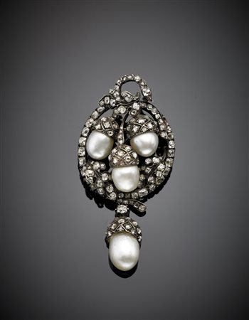Broche in oro e argento con quattro perle naturali bianche di acqua salata,...