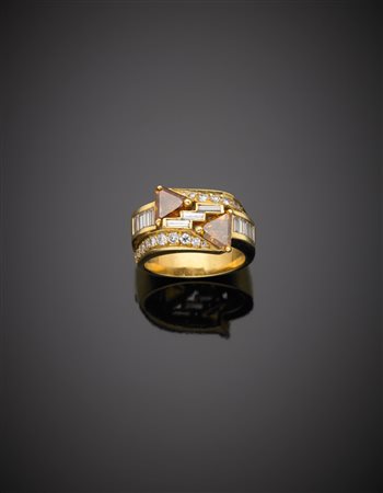 Anello in oro giallo con diamanti rotondi, baguette e due a triangolo di ct...