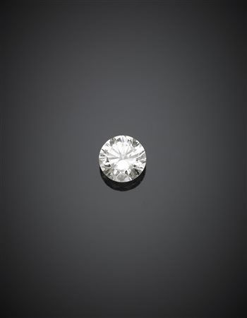 Diamante rotondo taglio a brillante di ct 2,02. Montatura in platino con due...