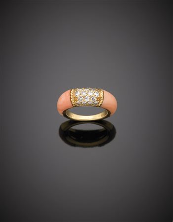 VAN CLEEF & ARPELS Anello in oro giallo, corallo rosa e diamanti, punzonato...