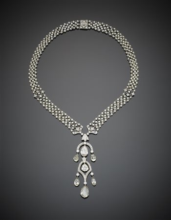 Sautoir in platino di piccole perle tessute a nastro e un pendente con tre...