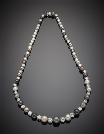Collier in platino con 38 perle di diverso colore a scalare, di cui trentatre...