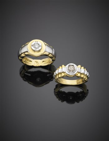 Lotto composto da due anelli in oro bianco e giallo con due diamanti di cui...