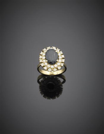 Anello in oro giallo, con doppietta di zaffiro ovale e diamanti g.7,40 misura...