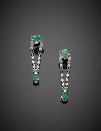 Orecchini pendenti in oro bianco con diamanti e smeraldi g. 7, lungh. cm 4,80...